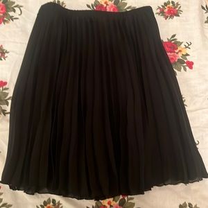 Elle pleated black skirt